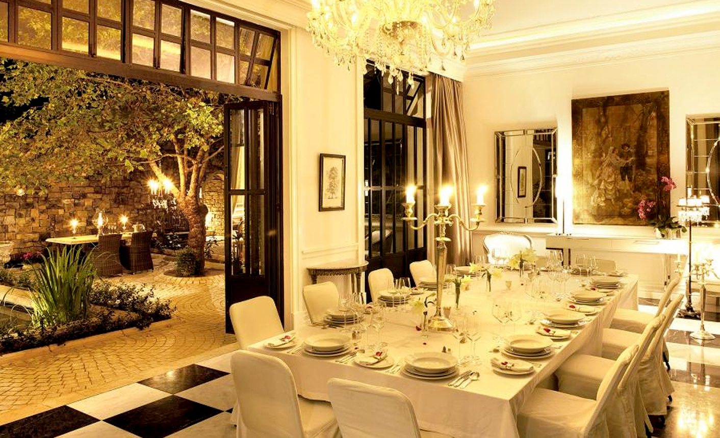 Etiquette school: never forget to feel natural