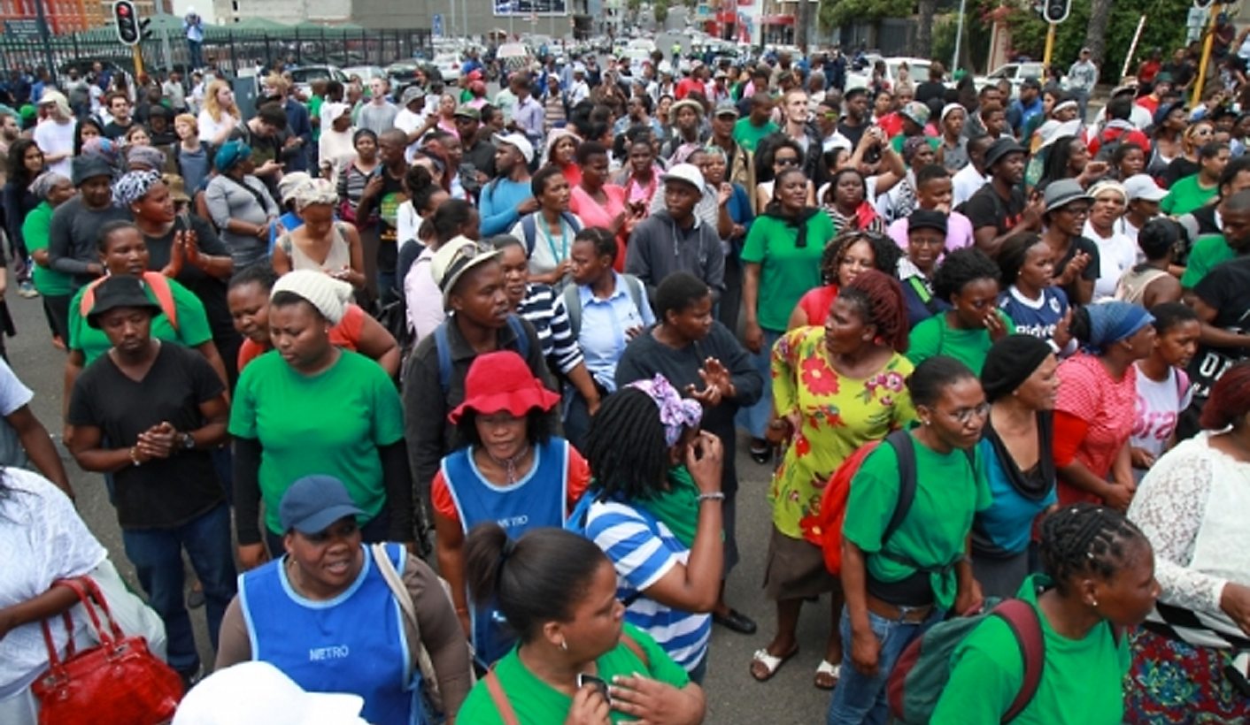 GroundUp: Students throw water bottles at UCT Vice-Chancellor
