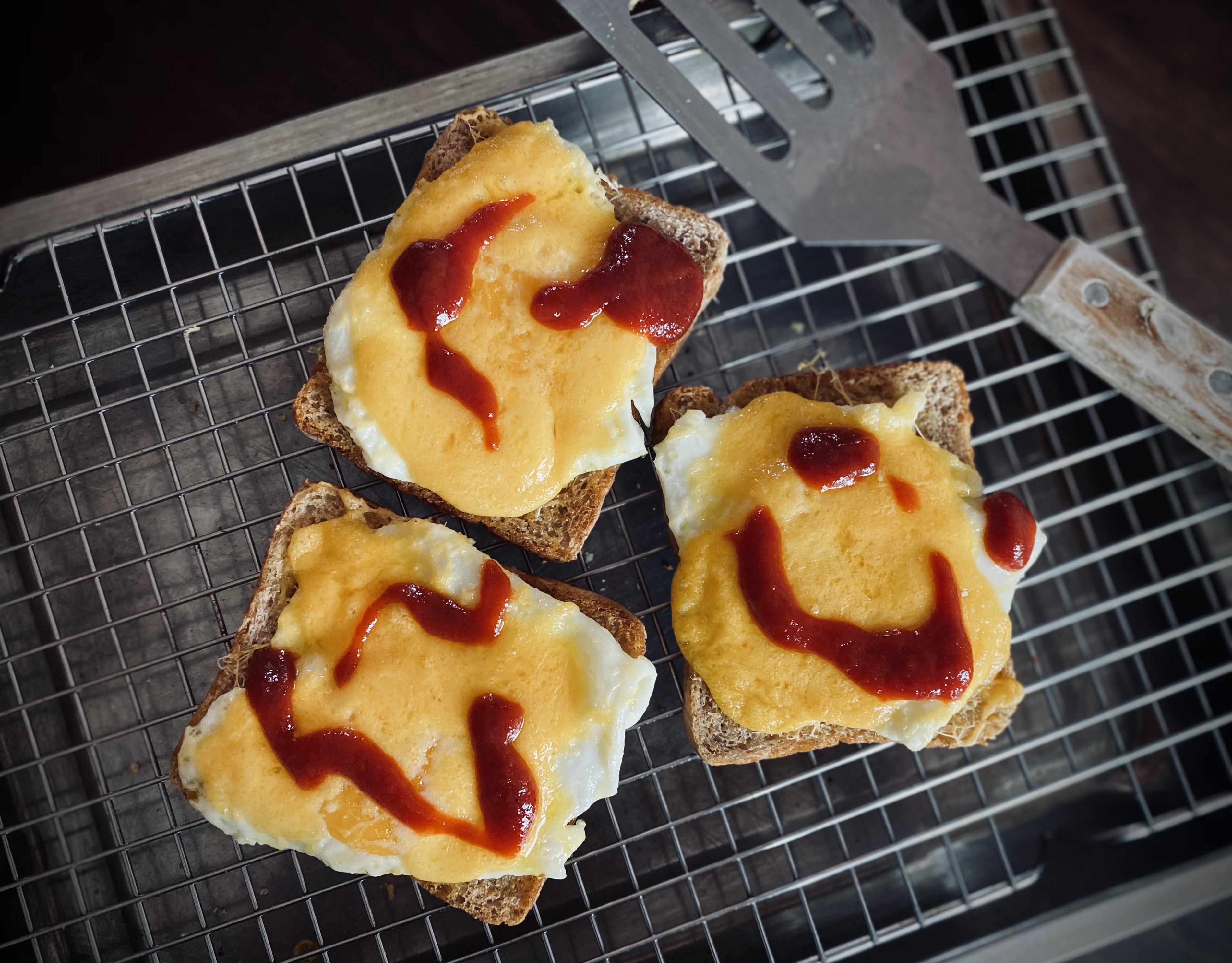 Lekker Brekker Monday: Cheesy egg on toast with tomato sauce