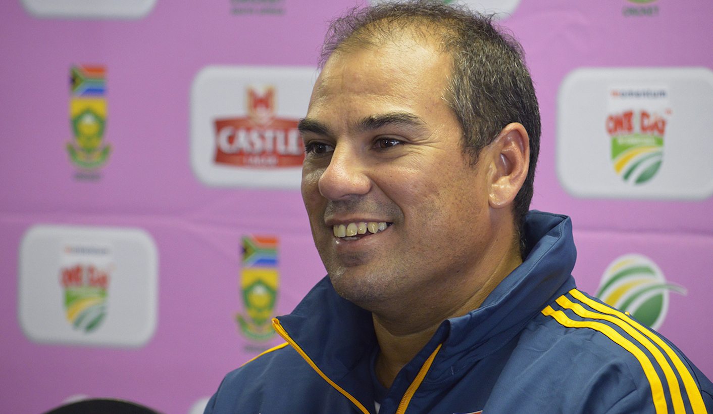 ODI: Domingo weighing up pitches and spinners