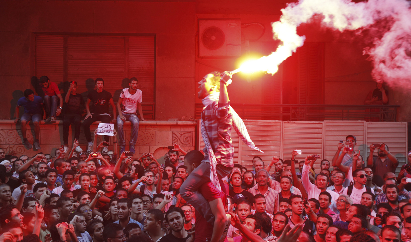 Egyptians angry at film scale U.S. embassy walls