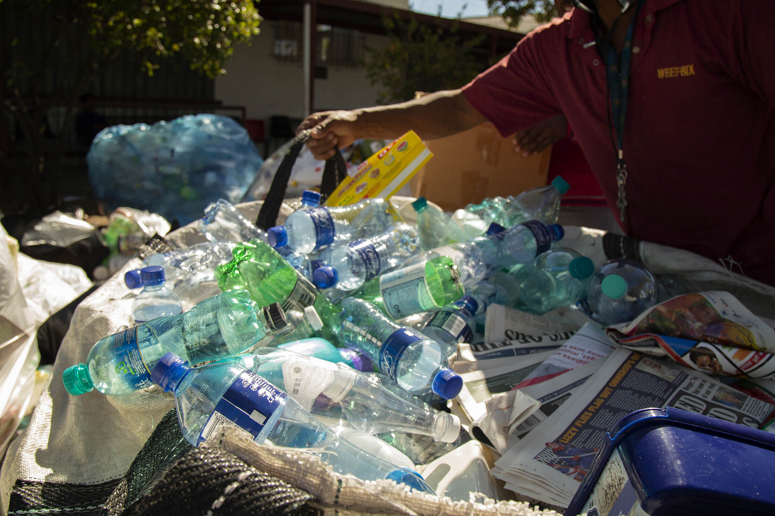 EU proposes ban on straws, other single-use plastics