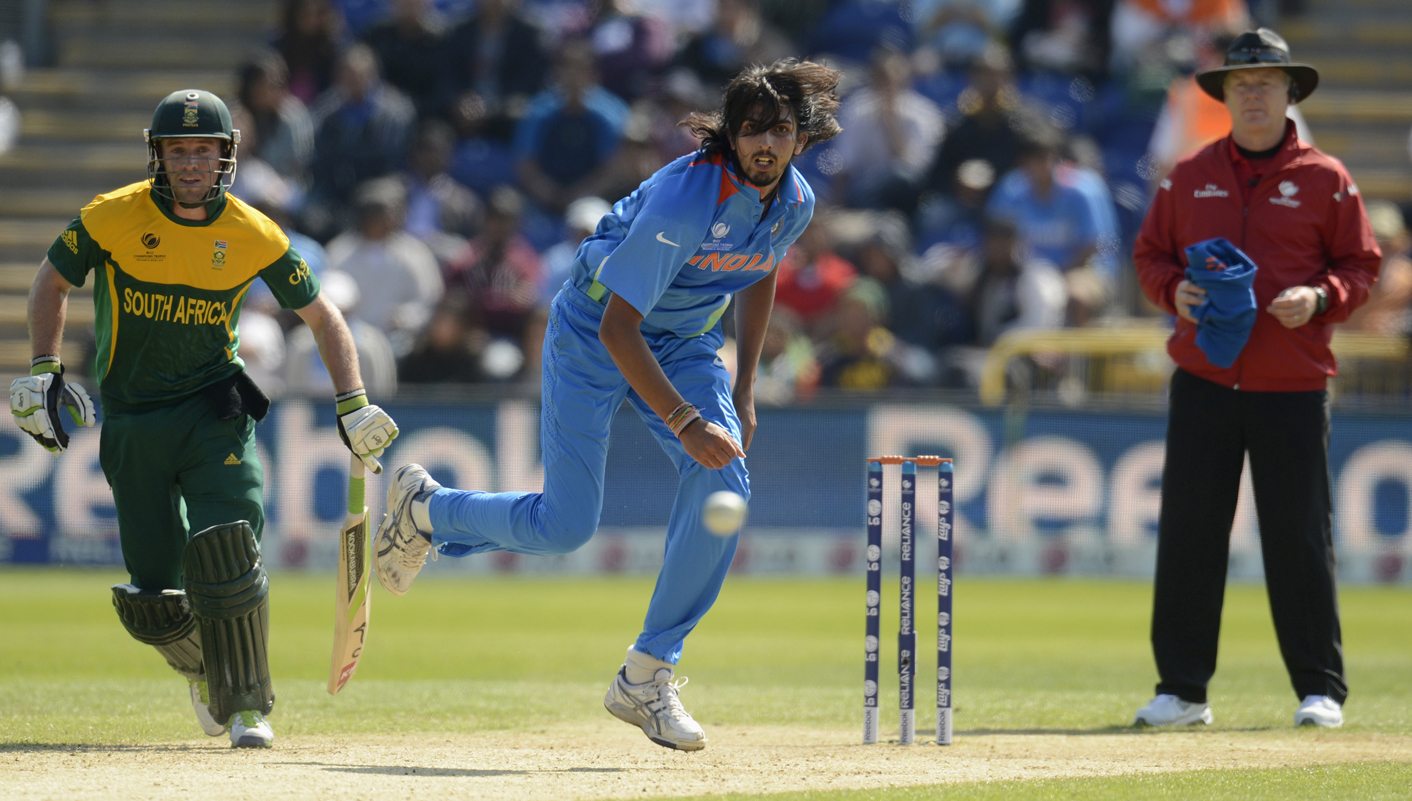 India's Sharma bowls as South Africa's de Villiers and Oxenford look on during the ICC Champions Trophy group B match against South Africa at Cardiff Wales Stadium in Cardiff