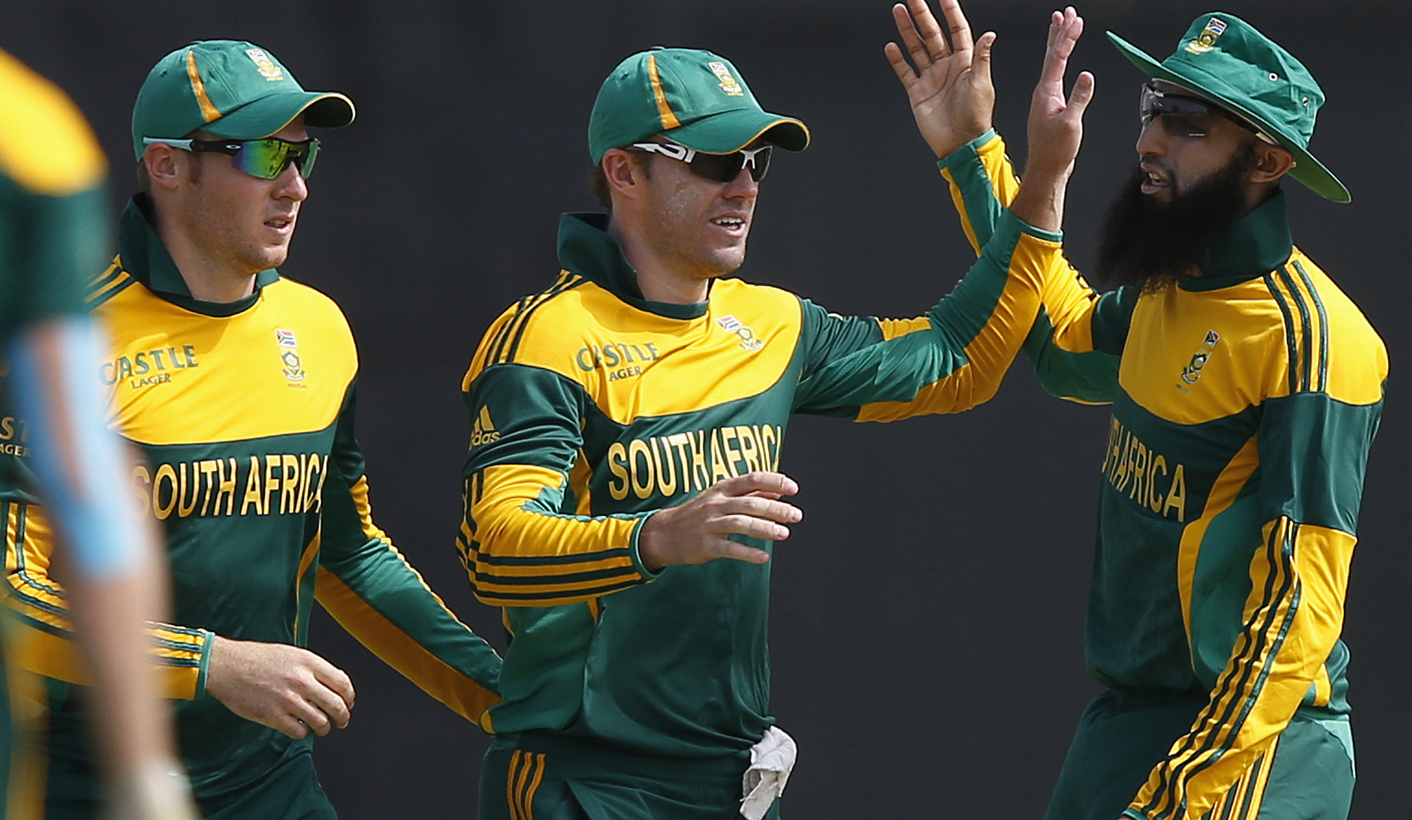 South Africa's captain de Villiers celebrates with teammates Amla and Miller after taking the catch to dismiss Sri Lanka's Perera during their final One Day International cricket match in Hambantota