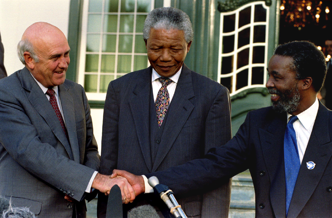 Outgoing South-African President F.W. de Klerk (L) skakes hand with newly appointed First Deputy Pre..