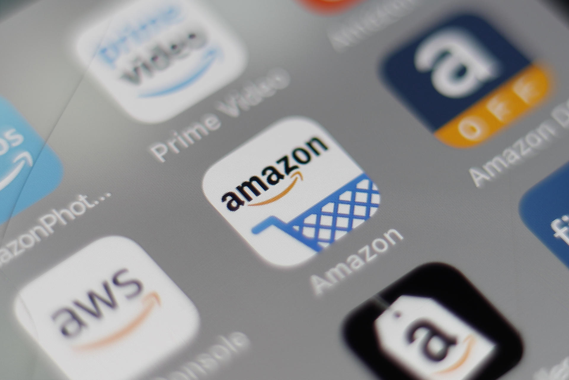 Amazon becomes world's most valuable company