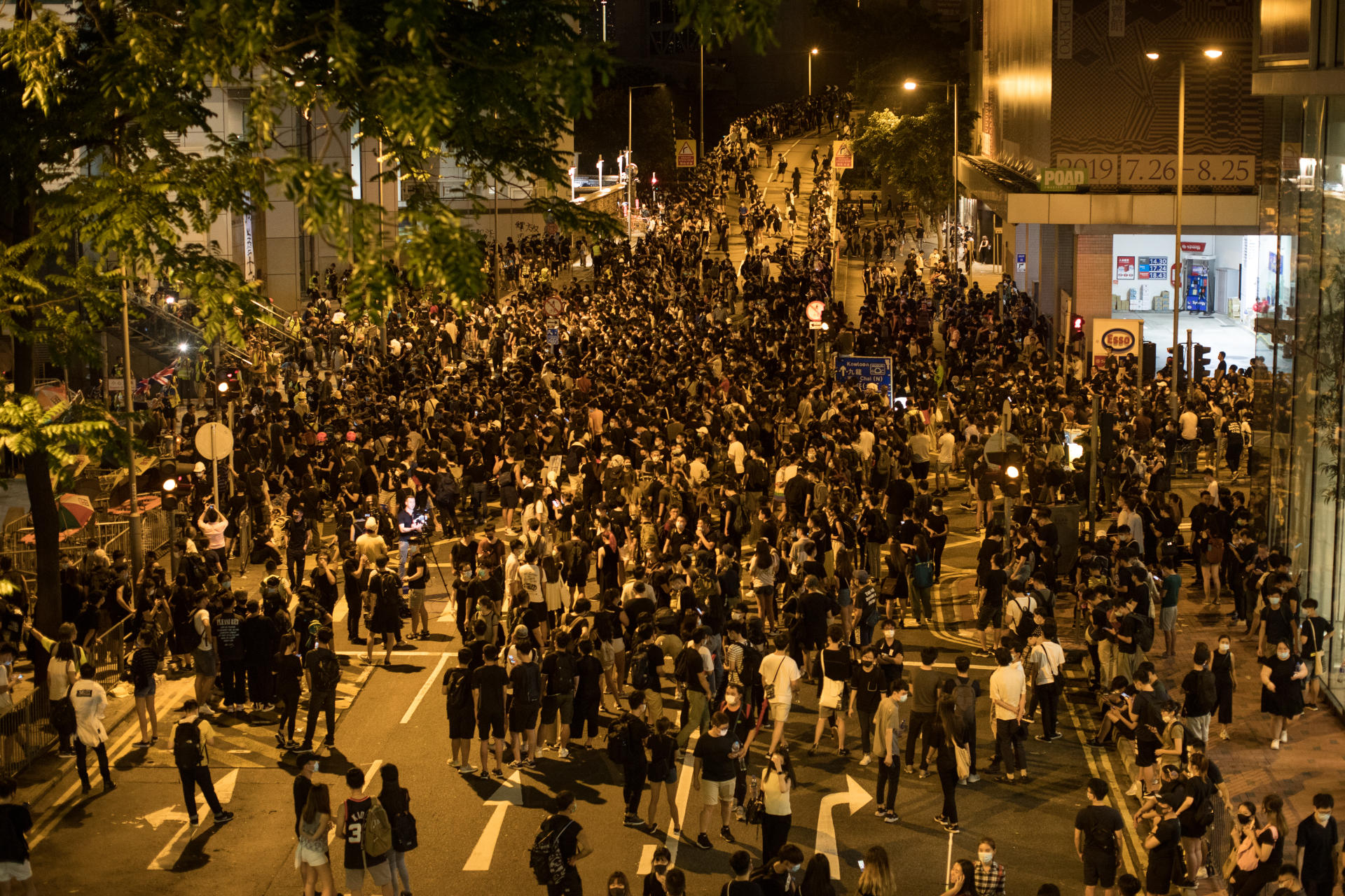 Anti-extradition protesters surround Wanchai Police Headquarters.