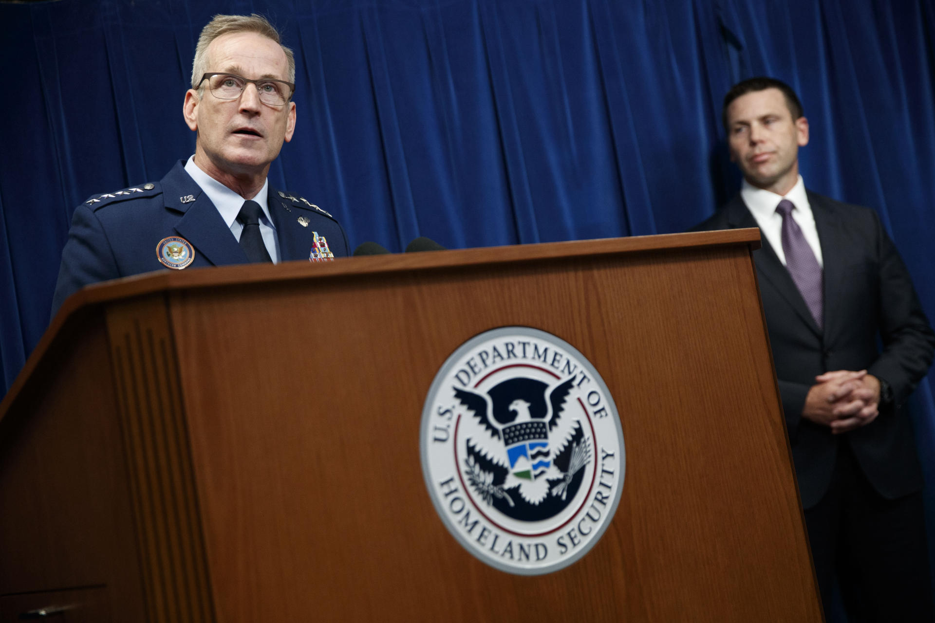 Thousands of US troops head for southern border