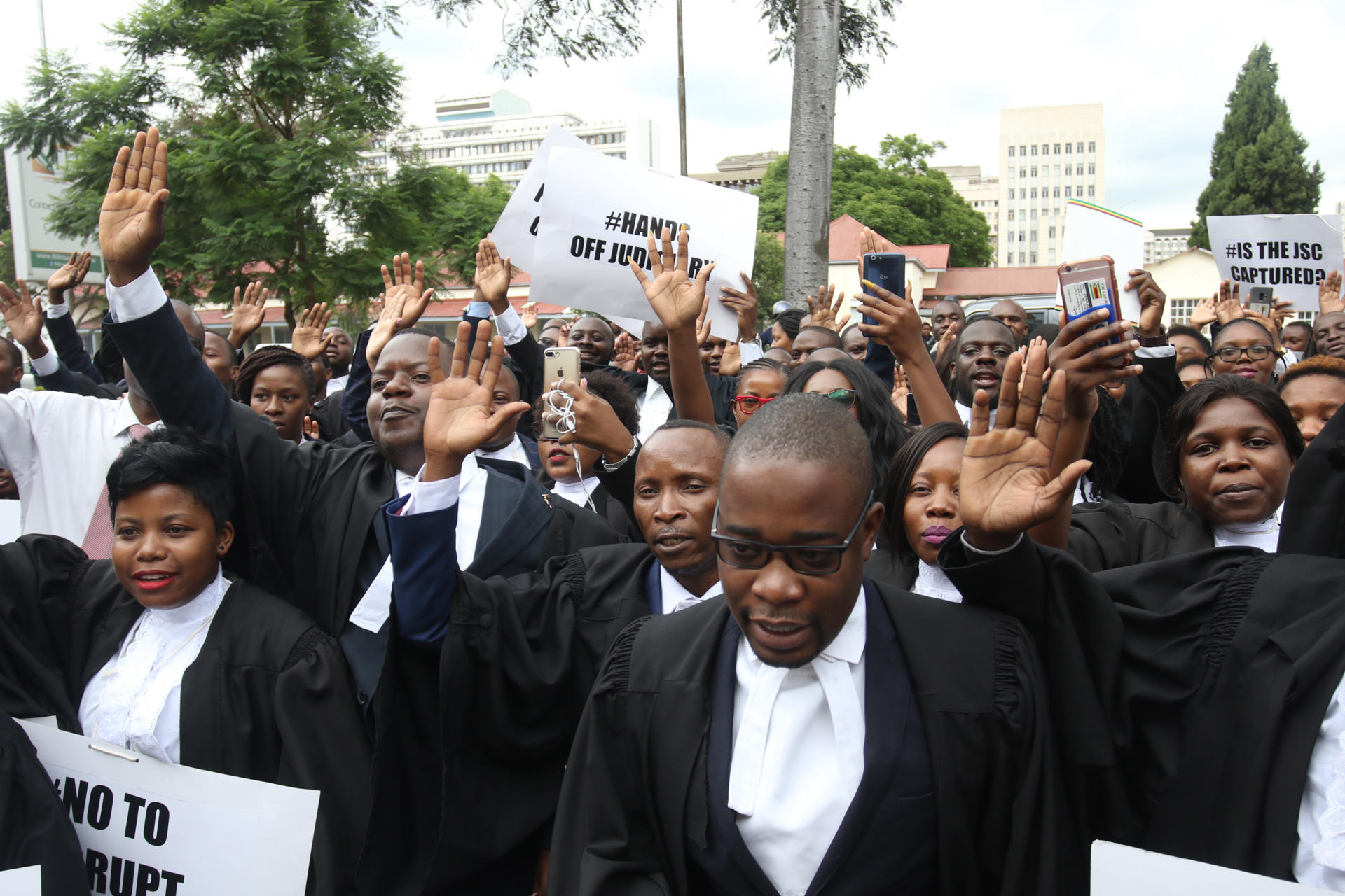 South Africa stays on the sidelines of Zimbabwe crisis