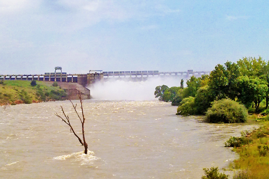 Vaal dam opens the floodgates; tourists flock to see