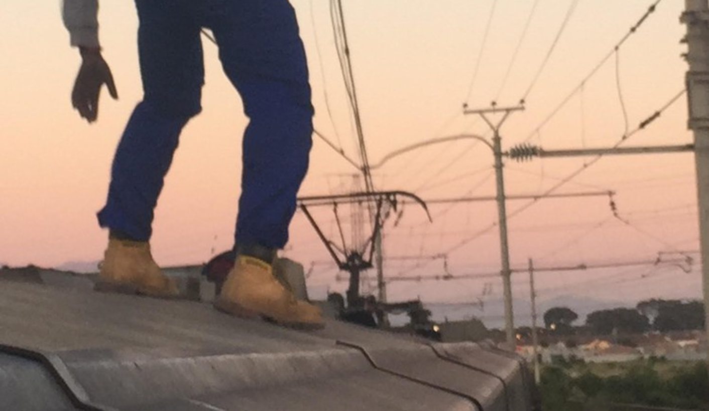 GroundUp: Train surfers risk their lives without fear of Metrorail’s security