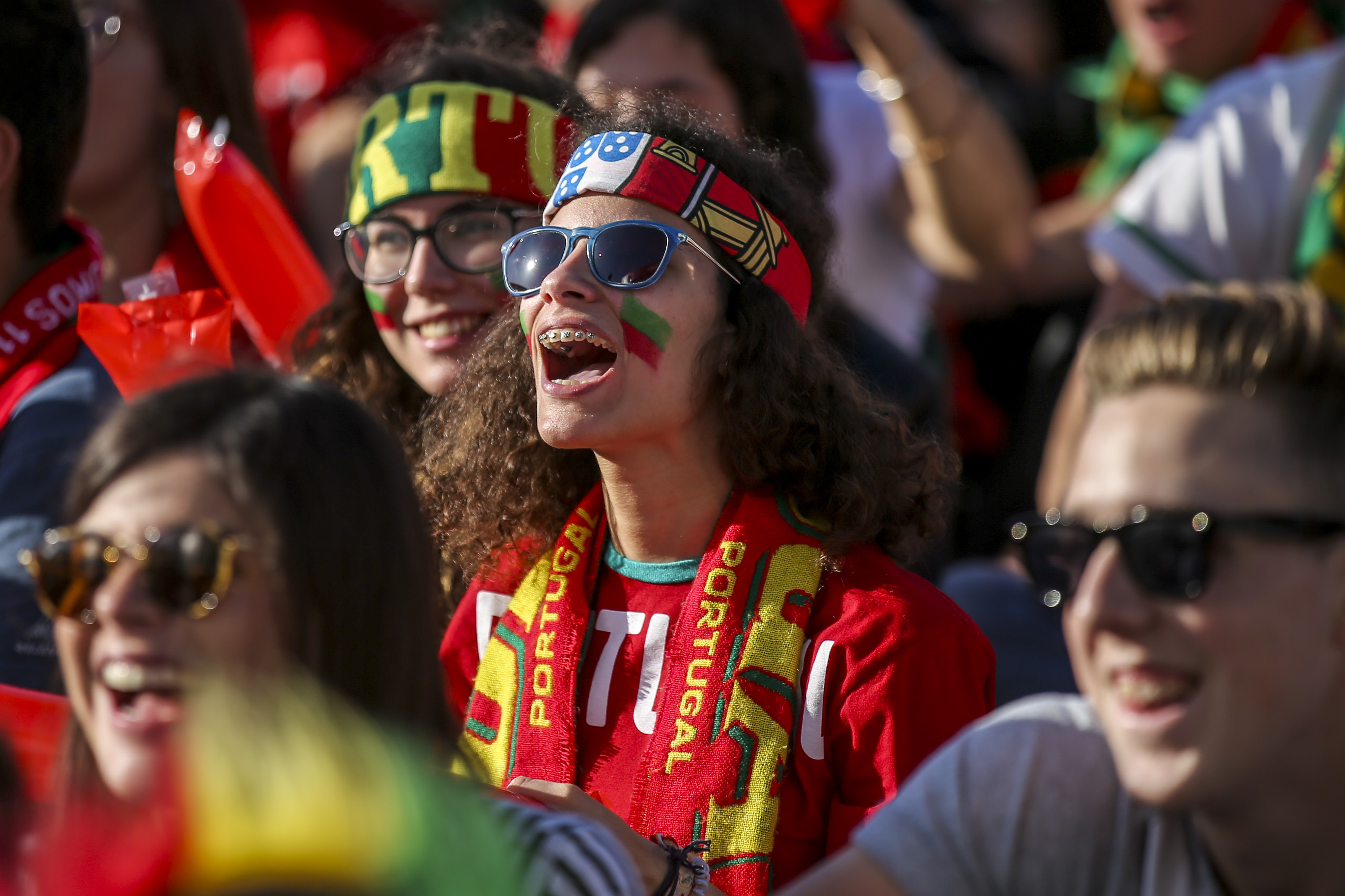 #Russia2018: A bear blowing a vuvuzela, late goals and Ronaldo arrives