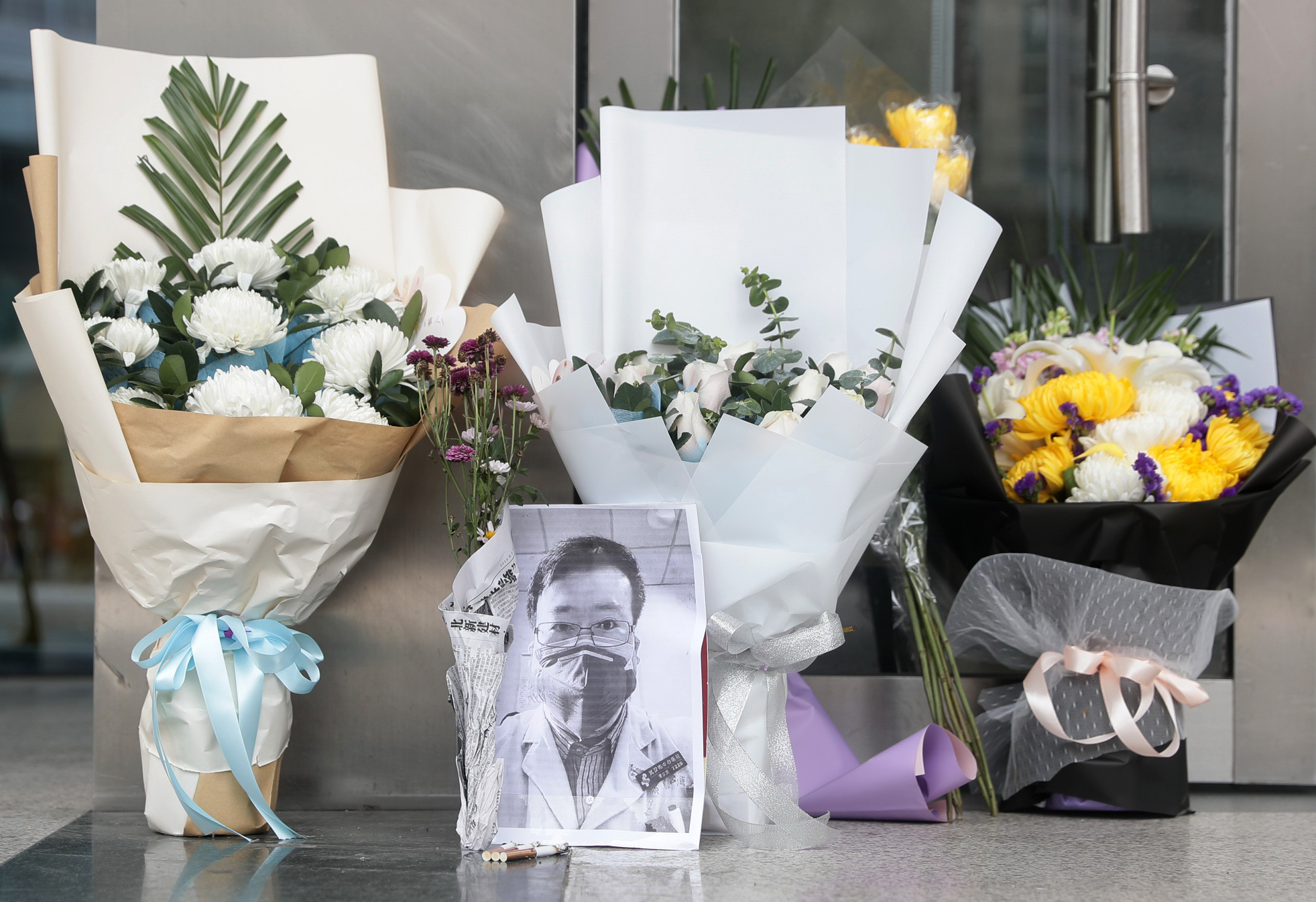 'Light a candle': Death of Chinese doctor sparks mourning, anger