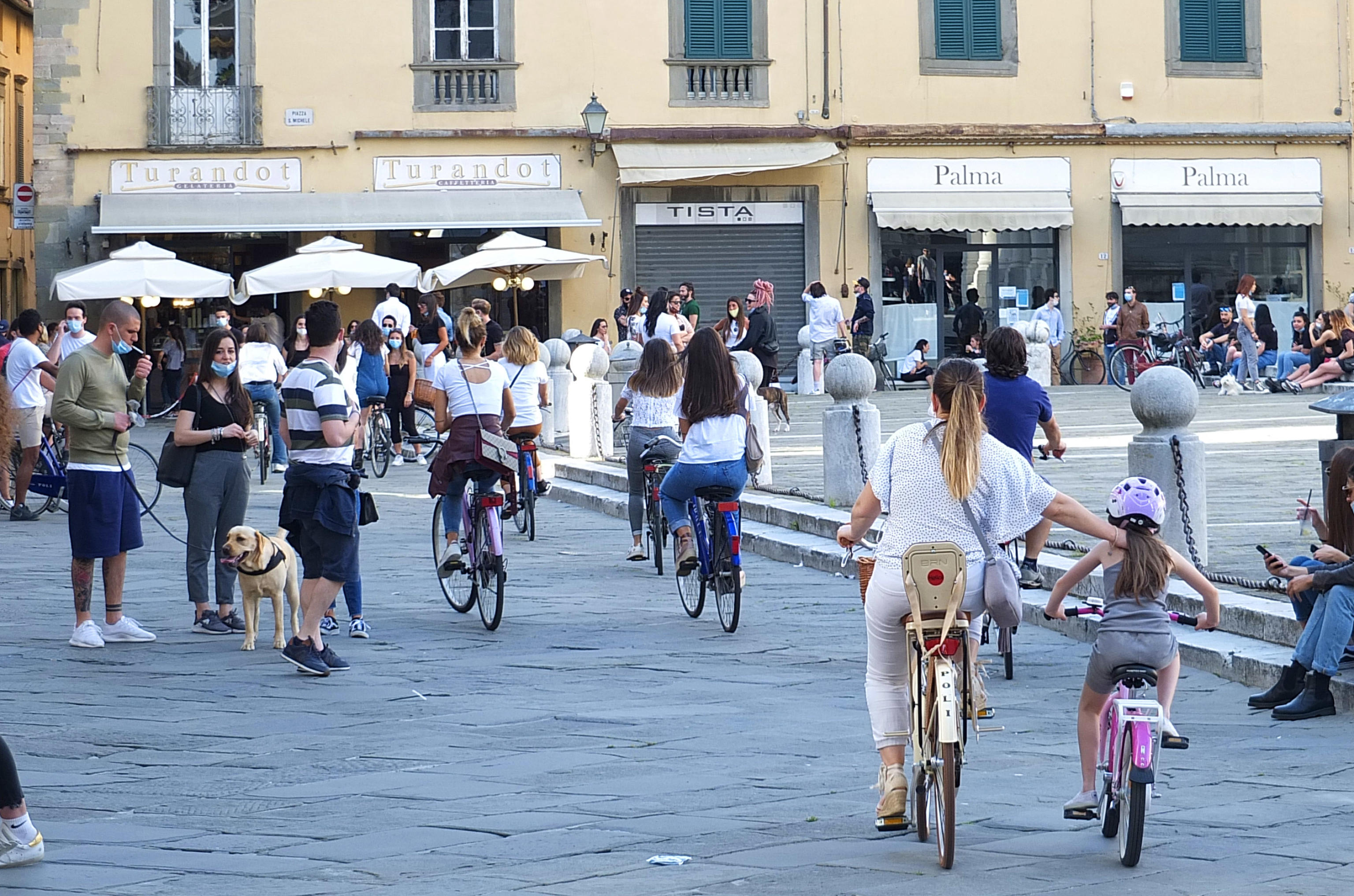 "A beautiful day" in Italy, as shops and bars finally reopen