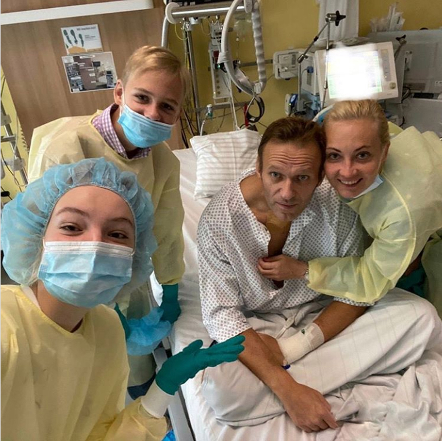 Putin opponent Navalny posts photo from hospital, plans to return to Russia