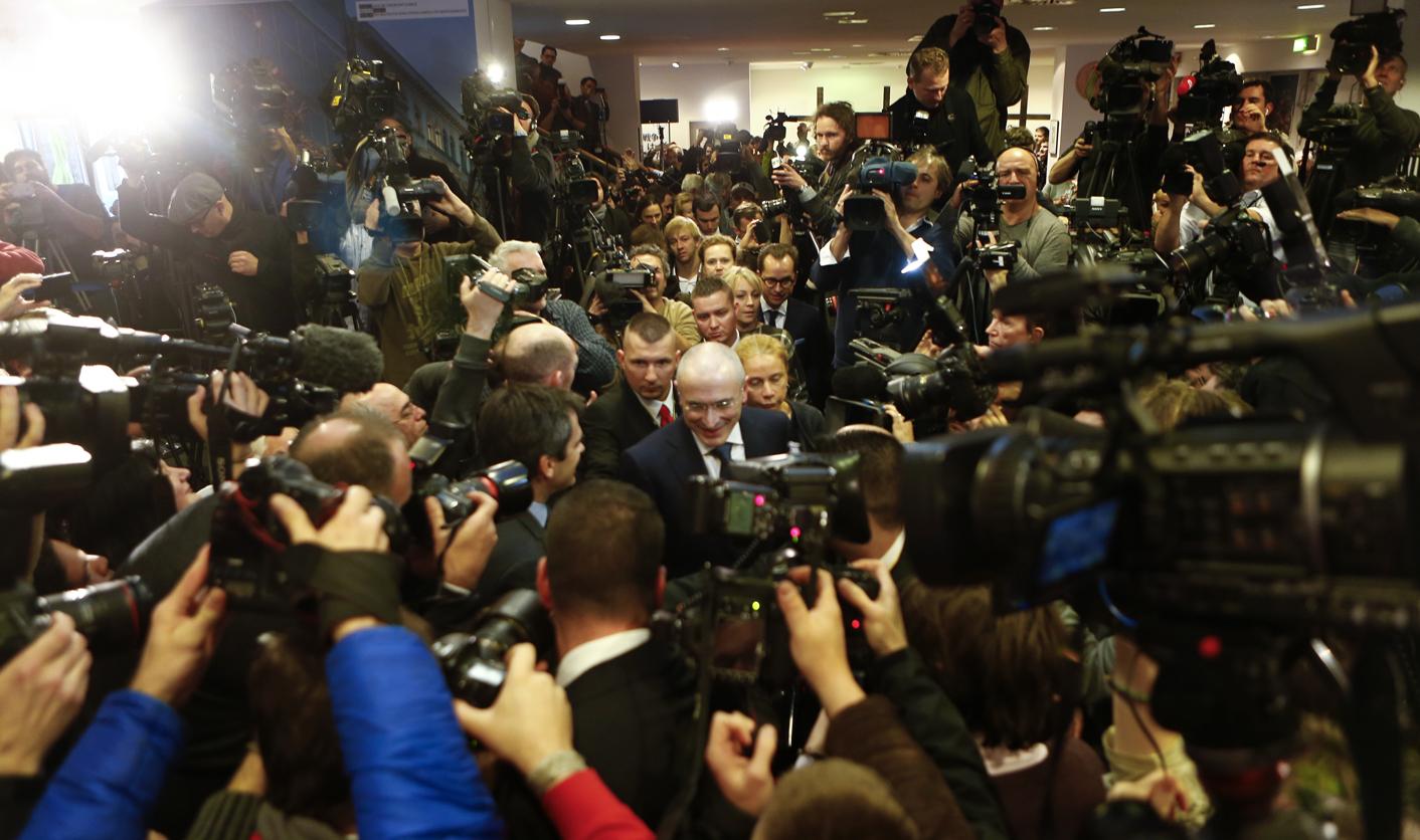 Freed Khodorkovsky challenges Putin over 'political prisoners'