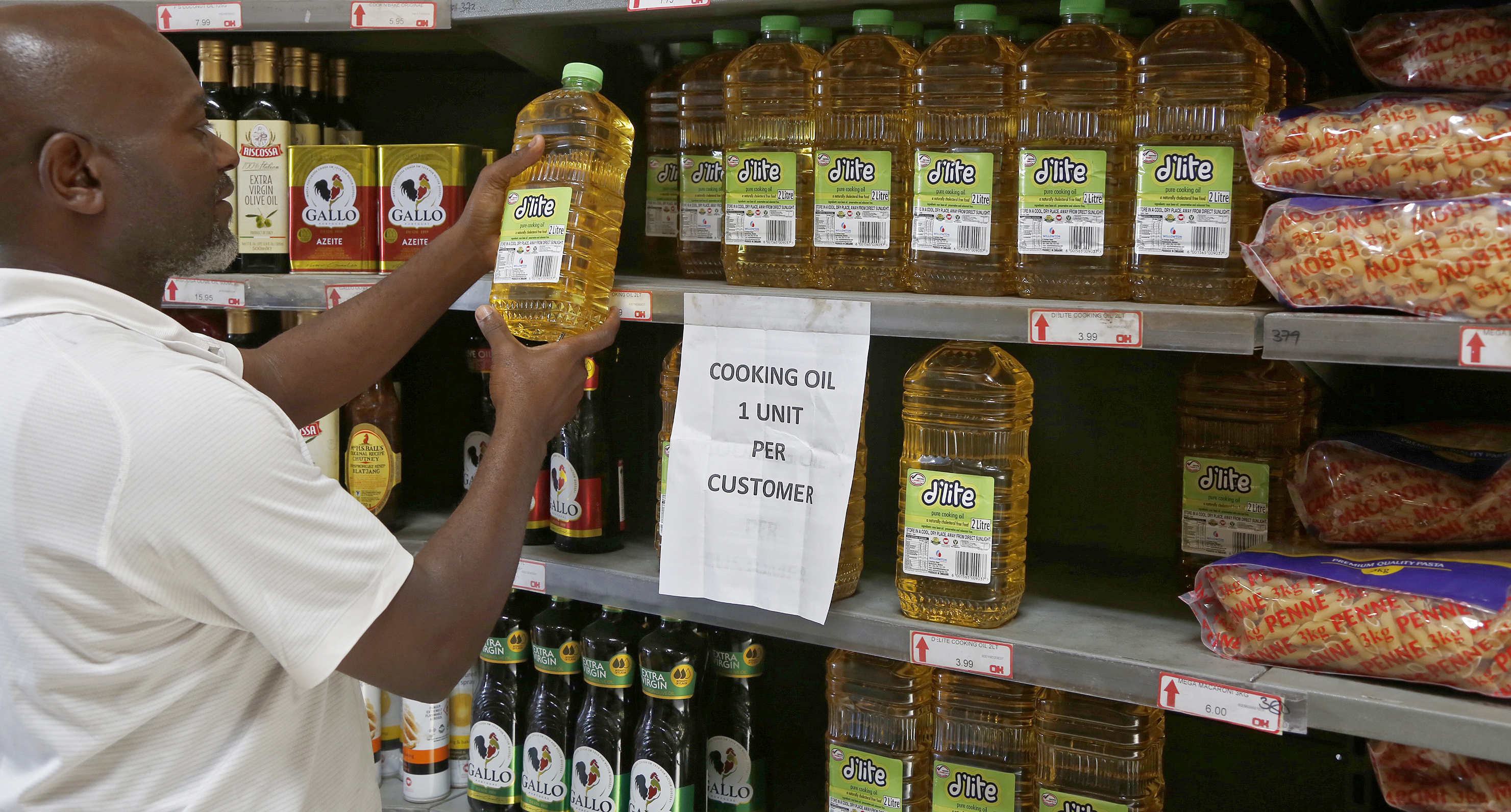 Zimbabweans fear return of 2008 economic strife