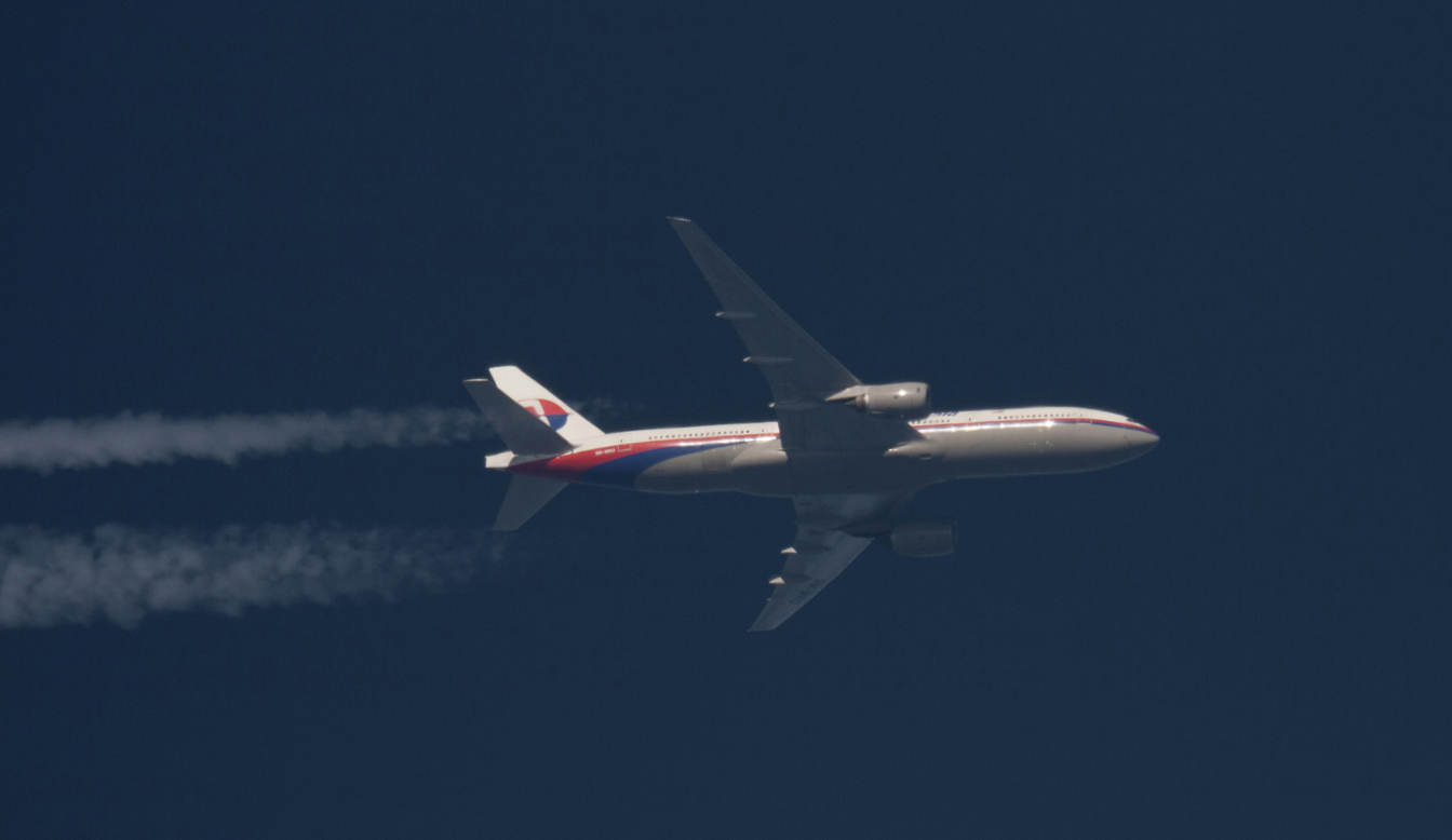 Planes, ships race to beat bad weather in search for Malaysian jet