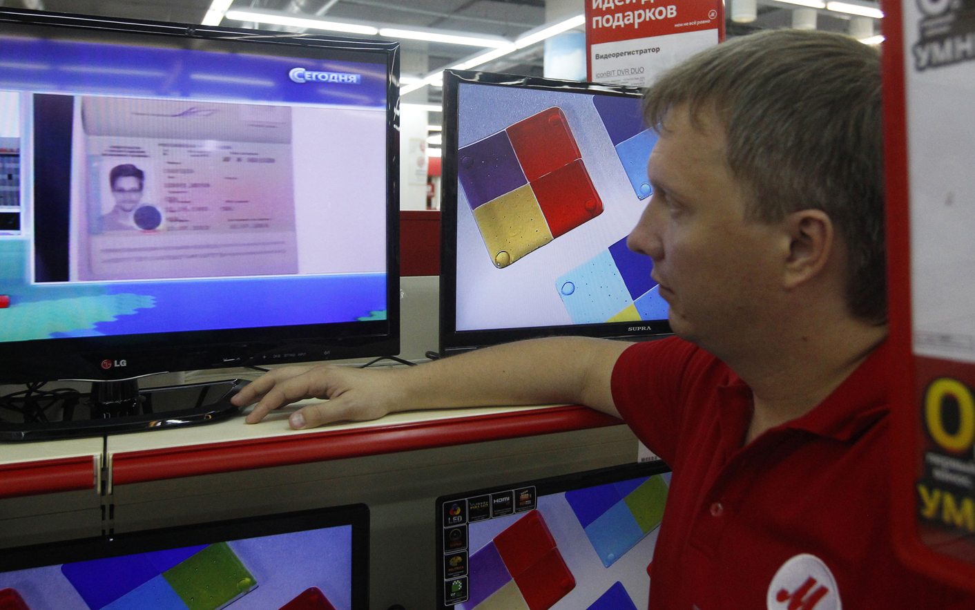 Russia grants Snowden a year's asylum, summit in doubt