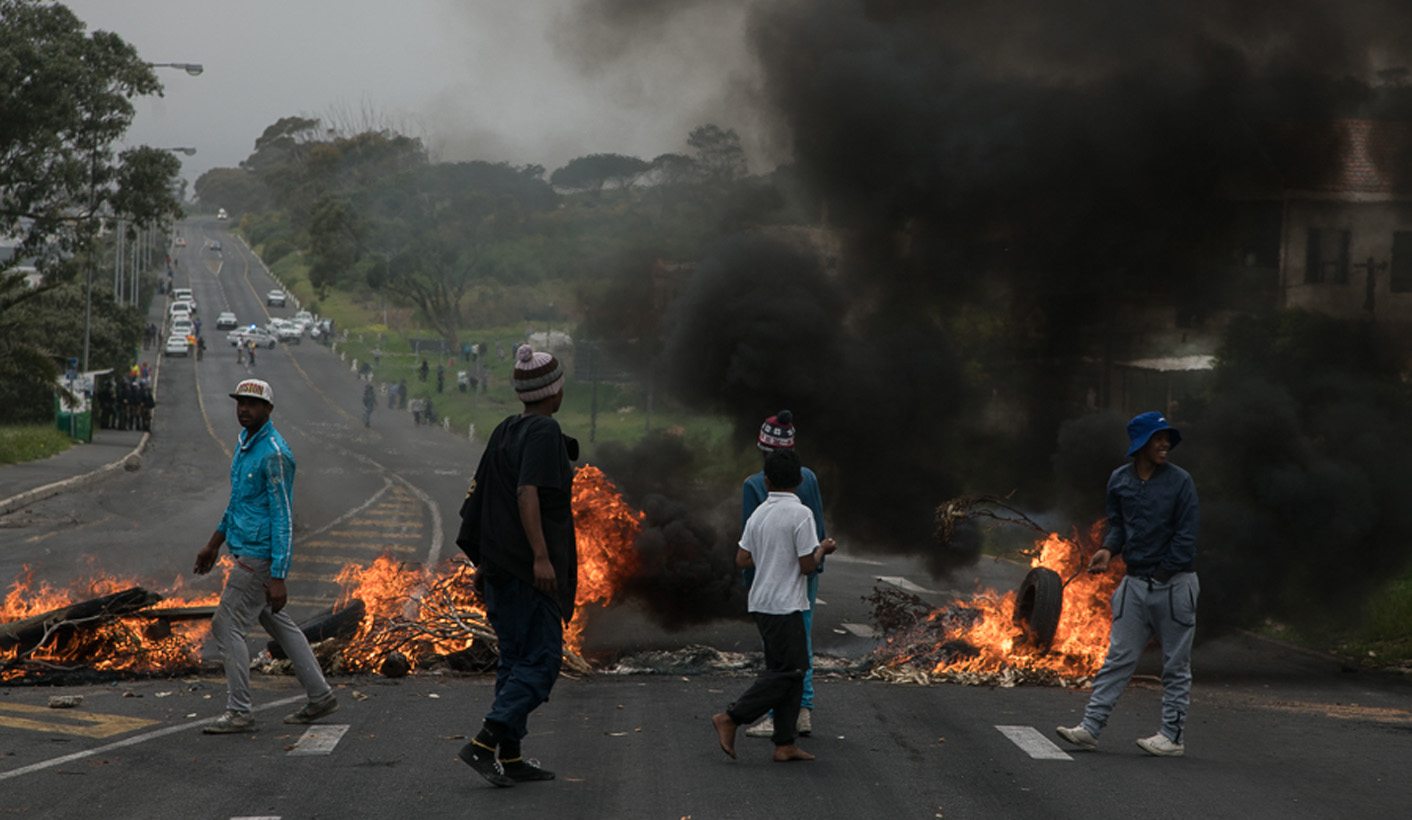 Police and protesters clash in Ocean View, Kommetjie (Video)