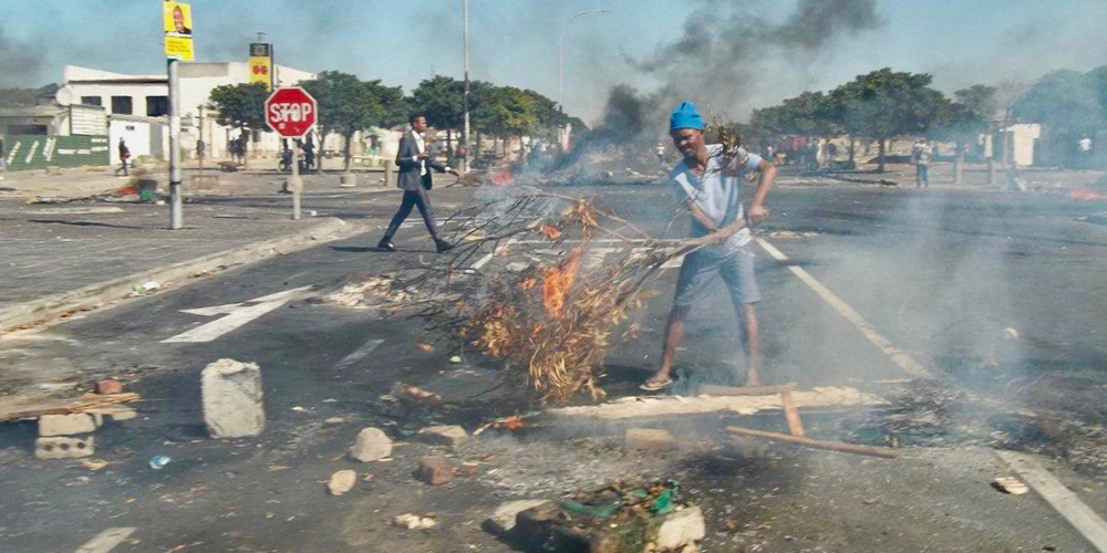 Khayelitsha residents protest against rising bills as politicians point fingers over water failures