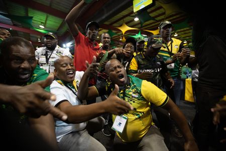 Heckling and huddles — Mantashe and Duma quell Ramaphosa opening speech disruption