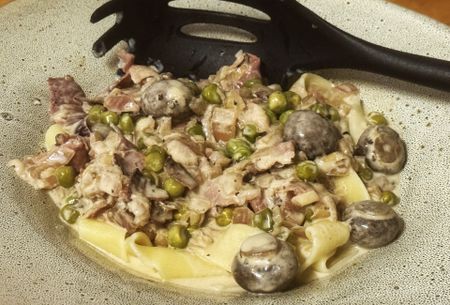Black and blue pasta (pappardelle with Black Forest ham and blue cheese)