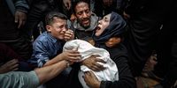 Relatives of the Palestinians who died in Israeli attacks, mourn as they receive the dead bodies from the morgue of Nasser Hospital for burial in Khan Yunis, Gaza on December 25, 2023. (Photo: Belal Khaled / Anadolu / Anadolu via AFP)