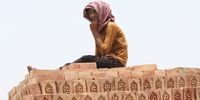 epa09957278 An Indian man with his face covered to avoid the heatwave as he sits on bricks during a hot afternoon on the outskirts of New Delhi, India, 19 May 2022. According to the India Meteorological Department (IMD), Delhi and National Capital Region's temperature is expected to exceed 43 degrees Celsius amid a heat wave which is continuing with its fresh spell.  EPA-EFE/HARISH TYAGI