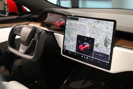 Tesla Analyst Nearly Crashes While Using ‘Full Self-Driving’