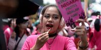 epa12347561 An activist from Indonesia Women’s Alliance hold an anti-violence placard as she make up  in front of Parliament  building in Jakarta, Indonesia, 03 September 2025. Hundreds women activists staged an anti-violence rally due protests across the country following the death of a motorbike hailing driver during an earlier protest against the housing allowance for members of parliament on the night of 28 August in Jakarta.  EPA/ADI WEDA