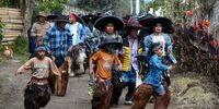 epa12195757 People participate in the Inti Raymi (Festival of the Sun), in Quechua, in Cotacachi, Ecuador, 24 June 2025. The ancient celebration of Incan origin that commemorates the June solstice and the beginning of the harvest season in the Andean world, once again flooded the streets of Cotacachi as thousands of warriors from different communities danced and tapped their feet around its plaza.  EPA/JOSE JACOME