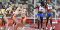 epa09403871 Dalilah Muhammad (R) of Team USA gives the baton to teammate Athing Mu (2-R) during the Women's 4 x 400m Relay Final during the Athletics events of the Tokyo 2020 Olympic Games at the Olympic Stadium in Tokyo, Japan, 07 August 2021.  EPA-EFE/VALDRIN XHEMAJ