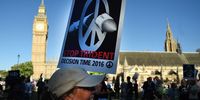 Anti-Trident protesters demonstrate outside the House of Commons in central London, 18 July 2016. British members of parliament were due to vote on whether the UK’s nuclear weapons programme should be renewed. (Photo: EPA / Andy Rain)