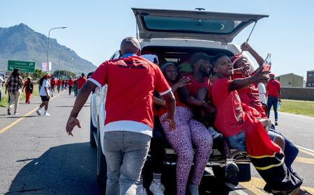 In photos - Red Beret protesters feel the heat during long walk to the Ndabeni taxi impound in Cape Town