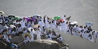 epa12157325 Muslim pilgrims gather on Mount Arafat during the Hajj 2025 pilgrimage, southeast of Mecca, Saudi Arabia, 05 June 2025. Over one million Hajj pilgrims have arrived in Saudi Arabia from abroad for this year's Hajj season, according to Saudi Minister of Media Salman Al-Dossary.  EPA-EFE/STRINGER