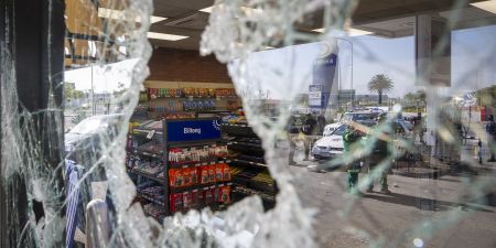 Cape Town taxi strike - Looted malls and stores count the costs