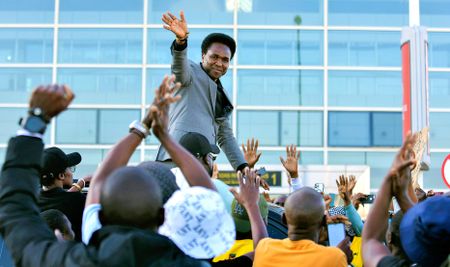 Opposition leader Venâncio Mondlane carries the cross of Mozambique’s democracy