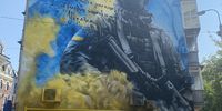 There are war murals all over the city. (Photo: Ronnie Apteker)