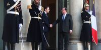 epa09783776 French President Emmanuel Macron (C) shakes hands with Former French President Francois Hollande (2-R) after a meeting in the Elysee Palace in Paris, France, 25 February 2022. French President Macron meets with former French Presidents Hollande and Sarkozy at the Elysee Palace in Paris to discuss Russia-Ukraine conflict.  EPA-EFE/Mohammed Badra