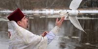  Orthodox parish priest Michal Wasilczyk releases a white dove during the Feast of the Jordan celebrations on the banks of the Bug river in Slawatycze, eastern Poland, 19 January 2024. According to the Julian calendar, Orthodox and other Eastern Churches believers, including the Greek Catholics, celebrate the baptism of the Jesus in Jordan river on 19 January. Otherwise known as the Feast of the Jordan, this is one of the twelve most important celebrations in the liturgical year.  EPA-EFE/Wojtek Jargilo POLAND OUT
