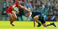 Cheslin Kolbe of Toulouse moves away from James Lowe during the Champions Cup semifinal match between Leinster Rugby and Toulouse at the Aviva Stadium on 21 April 2019 in Dublin, Ireland. (Photo: David Rogers / Getty Images)