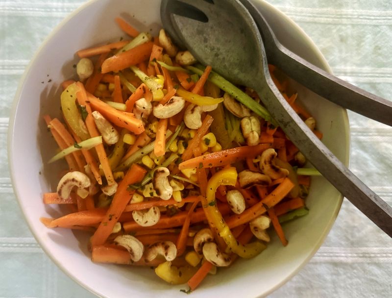 Salattage: Karotten-, Sellerie-, Mais- und Cashewsalat mit geröstetem ...