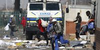 Residents flee from police following sporadic looting at Letsoho Mall in Katlehong, Gauteng during the July 2021 insurrection. (Photo: Felix Dlangamandla)
