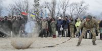 An instructor shows how to operate a booby trap during an open military training for civilians organized by Right Sector activists in Kyiv, Ukraine, 20 February 2022 (Photo: EPA-EFE / Sergey Dolzhenko)