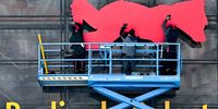 epaselect epa10459328 Industrial climbers fix the Berlinale Bear to the facade of the Berlinale Palace during preparations ahead of the 73rd annual Berlin International Film Festival 'Berlinale' in Berlin, Germany, 10 February 2023. The in-person event runs from 16 to 26 February 2023.  EPA-EFE/FILIP SINGER