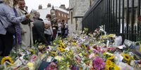 People pay their respects to Queen Elizabeth II near Windsor Castle in Windsor, Britain, on 11 September 2022. (Photo: EPA-EFE / Olivier Hoslet)