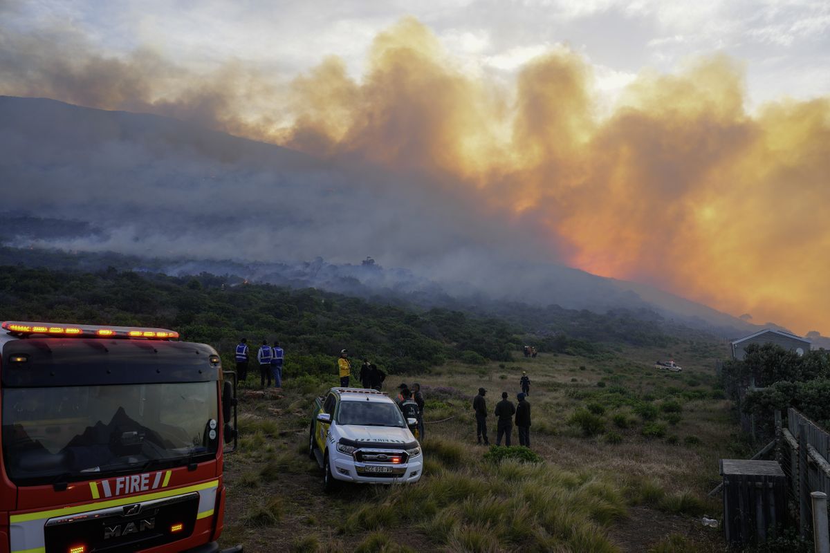 Table Mountain National Park wildfire threatens Cape Town's Deep South
