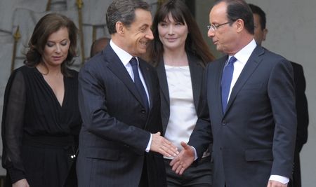 France's Hollande gives Sarkozy terse sendoff