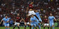 Carlos Moises de Lima (top) of Flamengo heads the ball in the first leg of the Copa Libertadores round of sixteen soccer match between Flamengo and Bolivar in Rio de Janeiro, Brazil, 15 August 2024.  EPA-EFE/ANTONIO LACERDA